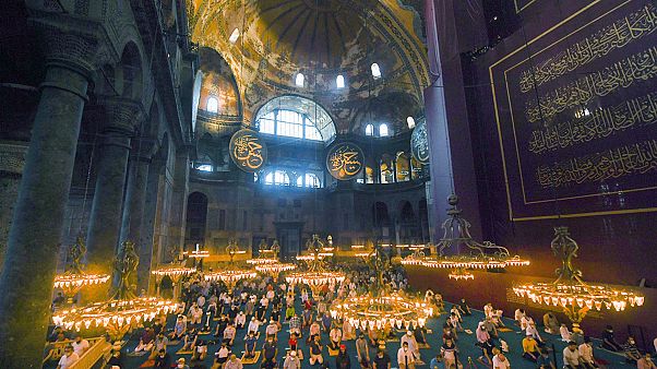 Zum ersten Mal nach 86 Jahren finden die Eid-Gebete zum Opferfest in der Hagia Sophia statt Zum ersten Mal nach 86 Jahren finden die Eid-Gebete zum Opferfest in der Hagia Sophia statt
