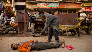 الموت نتيجة تناول الكحول المغشوش في الهند