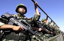 Doğu Türkistan'ın Hami kentinde devriye gezen Çinli paramilis gruba bağlı askerler