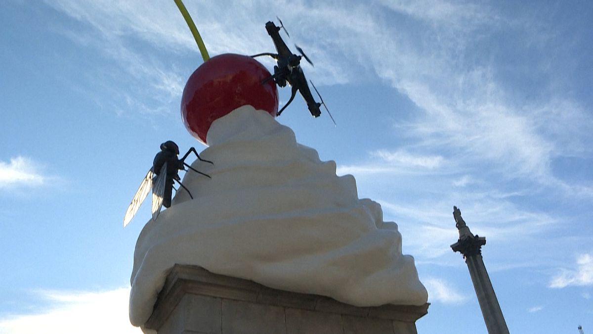 Az önteltség vétkére figyelmeztet a Trafalgar tér tejszínhab-szobra