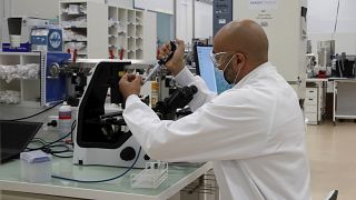 Un chercheur du laboratoire Sanofi Pasteur installé à Marcy-l'Etoile, près de Lyon - France -, le 16 juin 2020