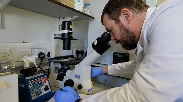 باحث في مختبر تابع لجامعة إمبريال في لندن باحث في مختبر تابع لجامعة إمبريال في لندن