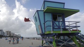 Wokenwände ziehen an einem Strand in Florida auf