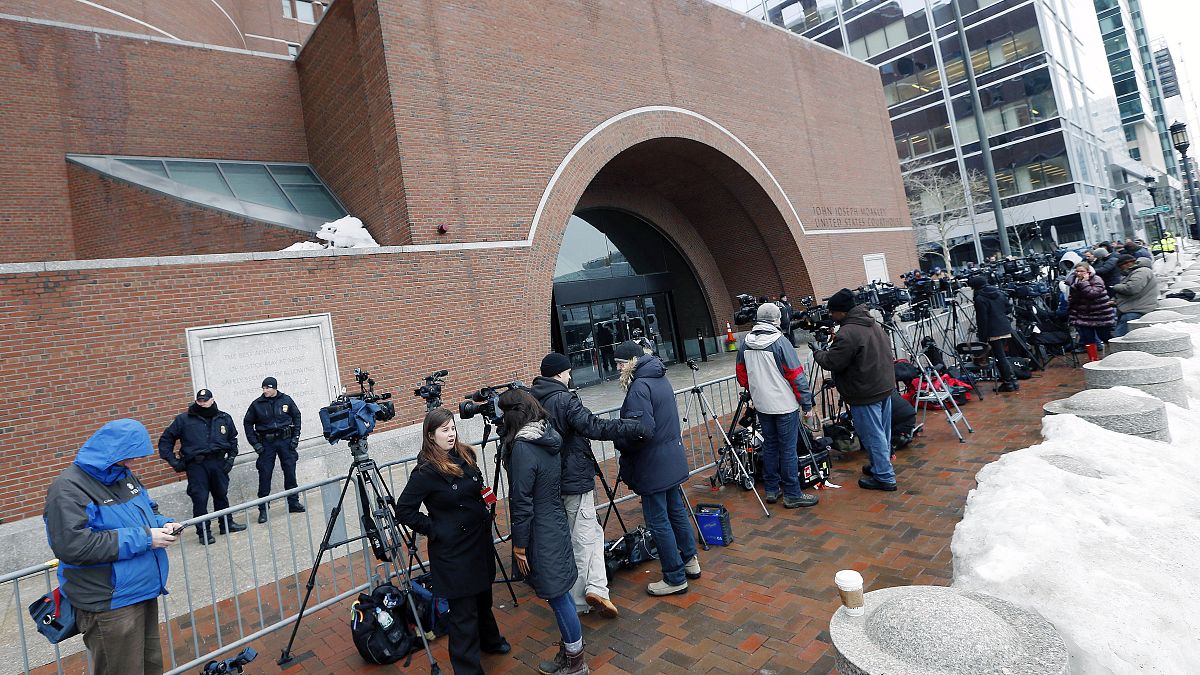  صورة من الأرشيف- أعضاء وسائل الإعلام خارج المحكمة الفيدرالية، في بوسطن، في اليوم الأول من محاكمة المشتبه به في تفجير ماراثون بوسطن 