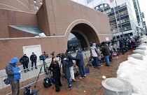  صورة من الأرشيف- أعضاء وسائل الإعلام خارج المحكمة الفيدرالية، في بوسطن، في اليوم الأول من محاكمة المشتبه به في تفجير ماراثون بوسطن
