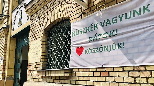 Köszönetnyilvánítás a budapesti Szent László Kórház főbejáratánál Köszönetnyilvánítás a budapesti Szent László Kórház főbejáratánál