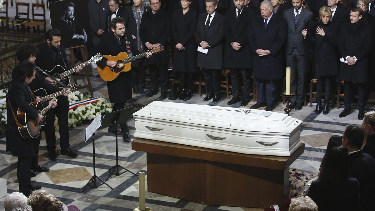  نعش نجم الروك الفرنسي جوني هاليداي خلال مراسم الجنازة في كنيسة مادلين، في باريس السبت 9 كانون أول/  ديسمبر  2017. 