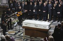  نعش نجم الروك الفرنسي جوني هاليداي خلال مراسم الجنازة في كنيسة مادلين، في باريس السبت 9 كانون أول/  ديسمبر  2017.