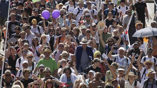 Tüntetés Berlinben a koronavírus miatti intézkedések ellen Tüntetés Berlinben a koronavírus miatti intézkedések ellen
