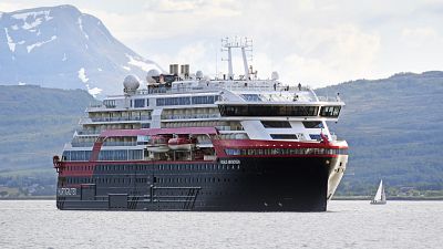 Egy turistahajó lett Norvégia újabb gócpontja