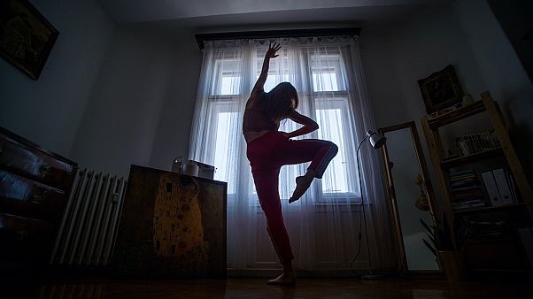 Önkéntes karanténban gyakorló táncos Önkéntes karanténban gyakorló táncos