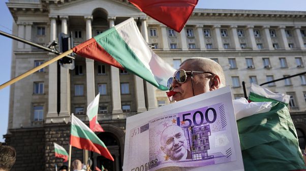 Protesta è: una banconota da 500 euro con il ritratto di Borissov. Protesta è: una banconota da 500 euro con il ritratto di Borissov.