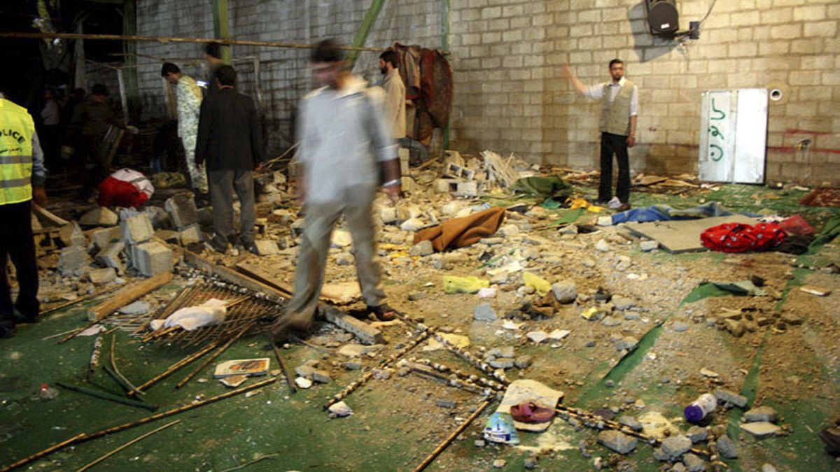  حطام في موقع انفجار قنبلة في مسجد عام 2008 في شيراز على بعد 700 كيلومتر جنوب طهران