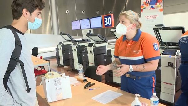 Aeroporti francesi sotto test. E da un infettivologo francese: "Giovani contagiatevi per immunità" Aeroporti francesi sotto test. E da un infettivologo francese: "Giovani contagiatevi per immunità"