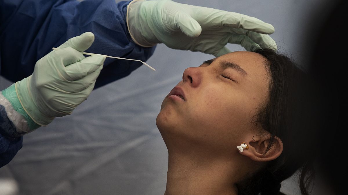 Una joven se hace la prueba de COVID-19 en un centro de salud del parque Salesiano, en el distrito Miguel Hidalgo de la Ciudad de México, el 15 de julio de 2020. 