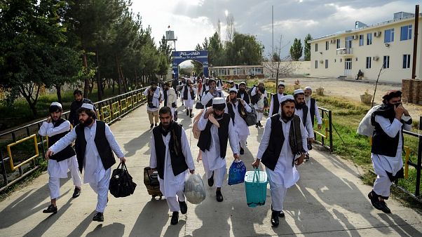 Cezaevinden serbest bırakılan Taliban üyeleri Cezaevinden serbest bırakılan Taliban üyeleri