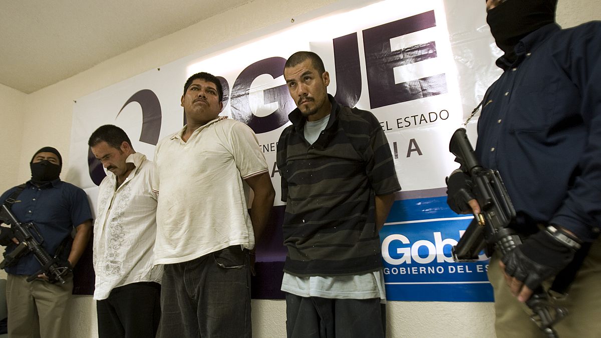 Tokmak lakaplı Meksikalı çete lideri Jose Ortiz (ortada beyaz tişörtlü)