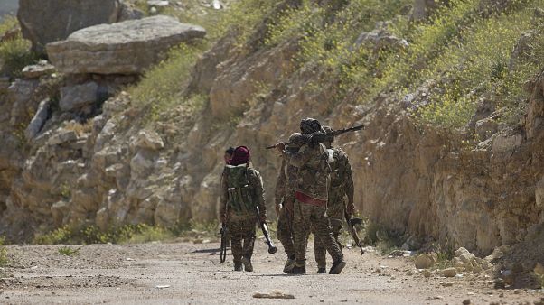Çatı yapısını Kürt YPG'nin oluşturduğu Suriye Demokratik Güçleri (SDG) isimli gruba bağlı savaşçılar Çatı yapısını Kürt YPG'nin oluşturduğu Suriye Demokratik Güçleri (SDG) isimli gruba bağlı savaşçılar
