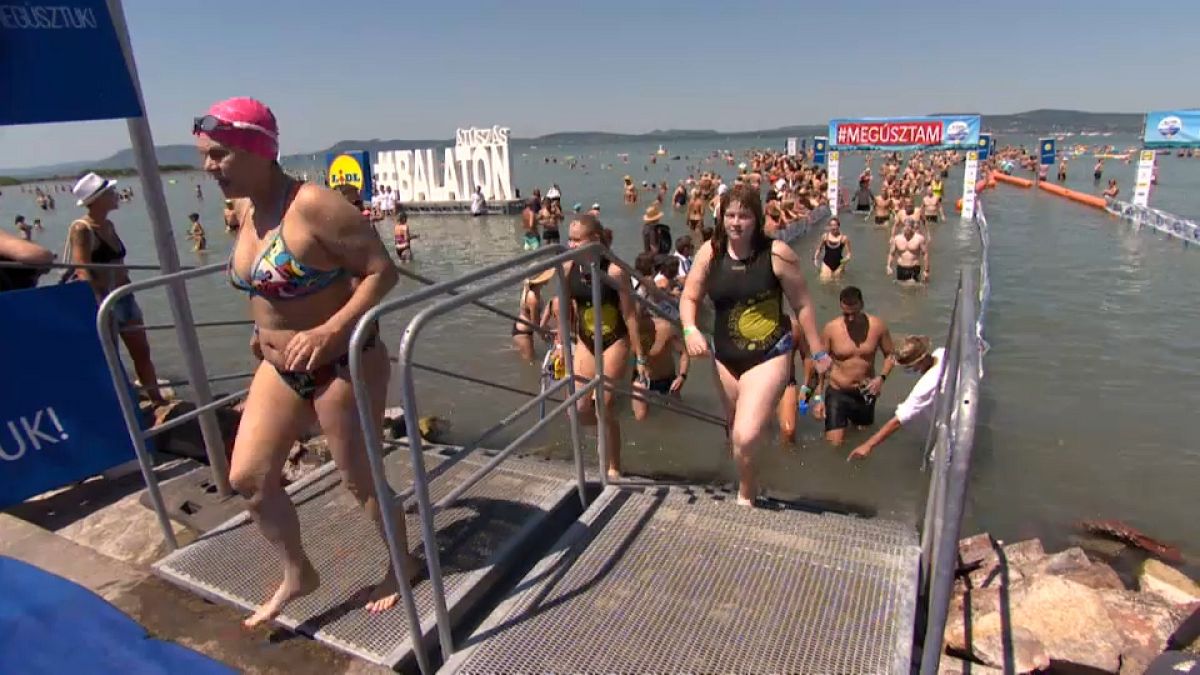 Nove mil nadadores na tradicional travessia do Lago Balaton
