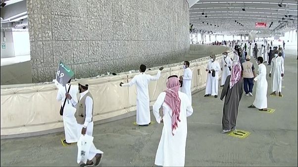 حجاج پرتاب سنگ به نماد شیطان را به سبک کرونا برگزار کردند حجاج پرتاب سنگ به نماد شیطان را به سبک کرونا برگزار کردند