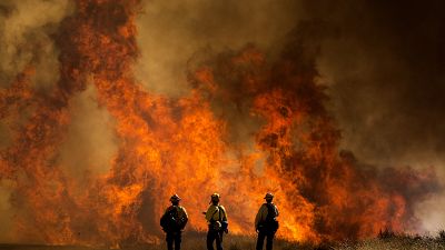 شاهد: عناصر الإطفاء يكافحون لاحتواء حريق هائل في جنوب كاليفورنيا