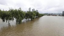 Una parte de un parque cerca del río Han se inunda después de las fuertes lluvias en Seúl, Corea del Sur, el domingo 2 de agosto de 2020.