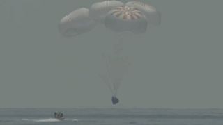 ABD'li astronotlar Doug Hurley ve Bob Behnken, kapsül paraşütleriyle Meksika Körfezi'nde denize iniş yaptı