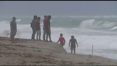 Trotz Warnung an den Strand - Tropensturm Isaias wütet in Florida