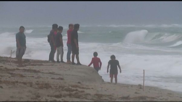 Trotz Warnung an den Strand - Tropensturm Isaias wütet in Florida Trotz Warnung an den Strand - Tropensturm Isaias wütet in Florida