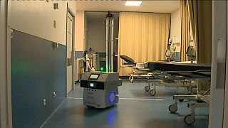 Robot fertőtlenít egy portugál kórházat