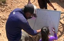 Un profesor acude al domicilio de una alumna en la zona rural