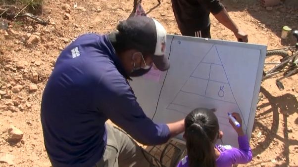 Un profesor acude al domicilio de una alumna en la zona rural Un profesor acude al domicilio de una alumna en la zona rural