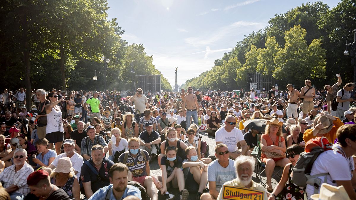 Rund 20.000 Menschen haben in Berlin gegen die Corona-Auflagen protestiert - ohne Maske und Abstand