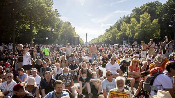 Rund 20.000 Menschen haben in Berlin gegen die Corona-Auflagen protestiert - ohne Maske und Abstand Rund 20.000 Menschen haben in Berlin gegen die Corona-Auflagen protestiert - ohne Maske und Abstand