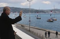 O T. Ερντογάν χαιρετά πλοία διακοσμημένα με την τουρκική σημαία κατά τους εορτασμούς για την κατάκτηση της Κωνσταντινούπολης