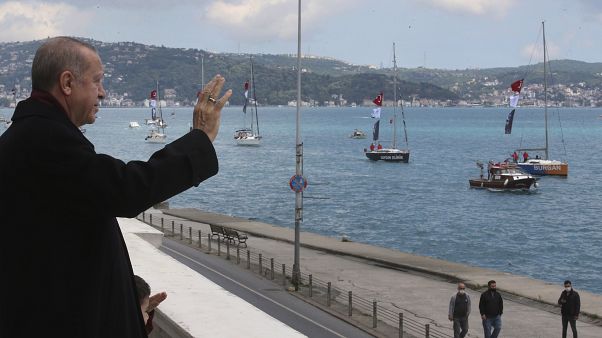 O T. Ερντογάν χαιρετά πλοία διακοσμημένα με την τουρκική σημαία κατά τους εορτασμούς για την κατάκτηση της Κωνσταντινούπολης O T. Ερντογάν χαιρετά πλοία διακοσμημένα με την τουρκική σημαία κατά τους εορτασμούς για την κατάκτηση της Κωνσταντινούπολης
