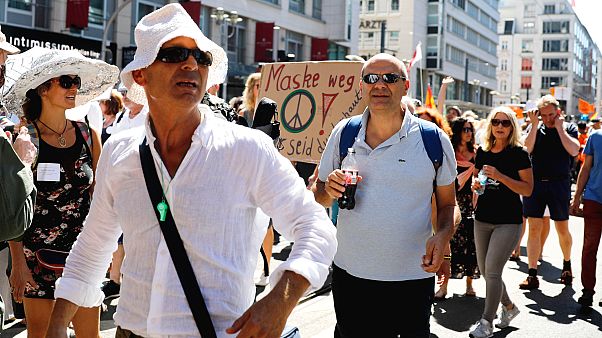 Almanya’da Covid-19 kısıtlamaları protesto edildi Almanya’da Covid-19 kısıtlamaları protesto edildi