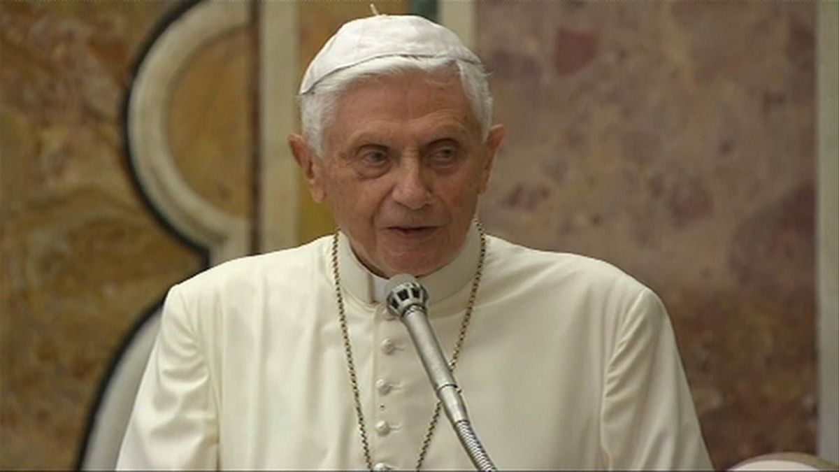 Papa Ratzinger in un incontro pubblico con Papa Francesco