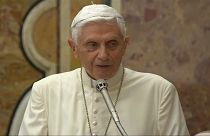 Papa Ratzinger in un incontro pubblico con Papa Francesco