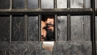 Due prigionieri talebani sopravvissuti all'attentato al carcere.