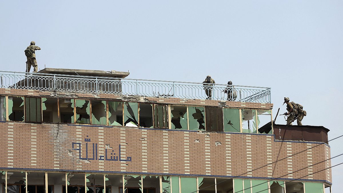 El personal de seguridad afgano toma posición en la cima de un edificio donde se escondían los yihadistas, en la ciudad de Jalalabad, Afganistán, el 3 de agosto de 2020.