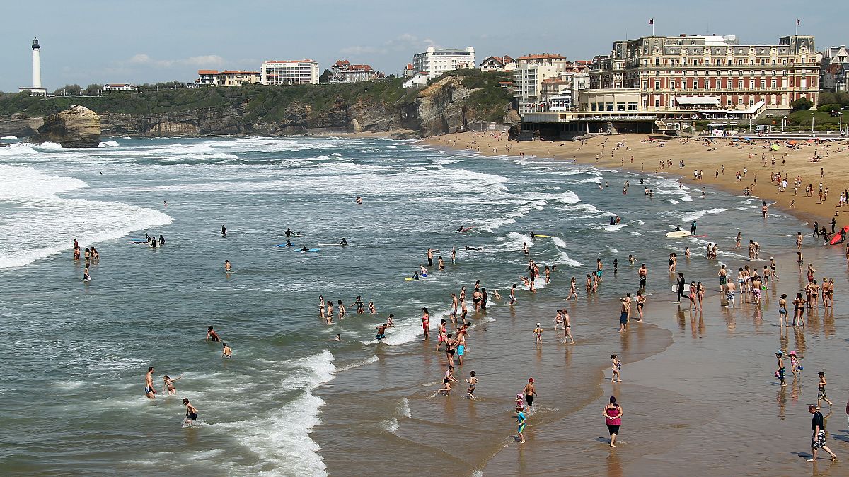 إلزام مرتادي الشواطئ والمتنزهات على ارتداء الكمامات في عدة مناطق فرنسية