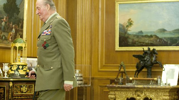 Juan Carlos I. verlässt den Audienzsaal des Zarzuela Palastes (2. Juli 2013) Juan Carlos I. verlässt den Audienzsaal des Zarzuela Palastes (2. Juli 2013)