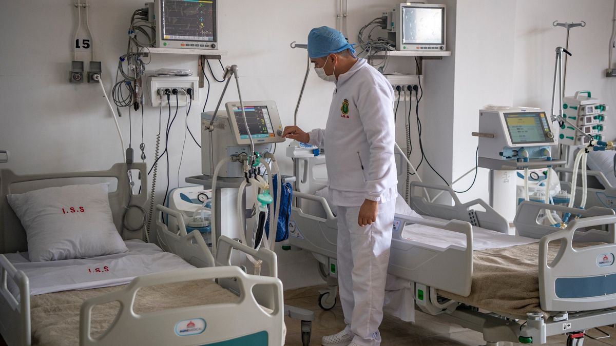 أحد أفراد الطاقم الطبي في المستشفى العسكري في المغرب