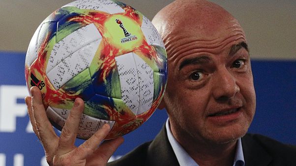 Infantino, con la testa...nel pallone. Infantino, con la testa...nel pallone.