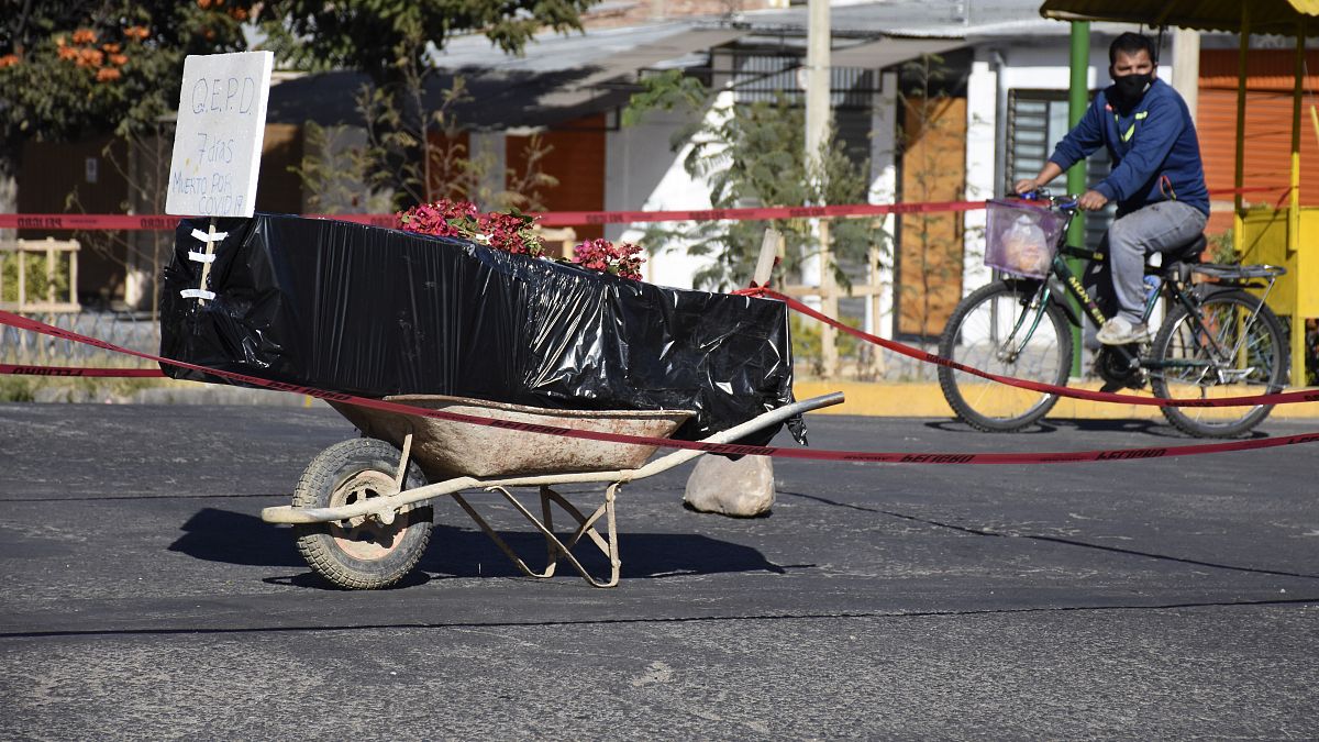 Un ataúd envuelto en plástico que contiene los restos de un hombre no identificado en Cochabamba, Bolivia, el 4 de julio de 2020.