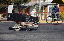 Un ataúd envuelto en plástico que contiene los restos de un hombre no identificado en Cochabamba, Bolivia, el 4 de julio de 2020.