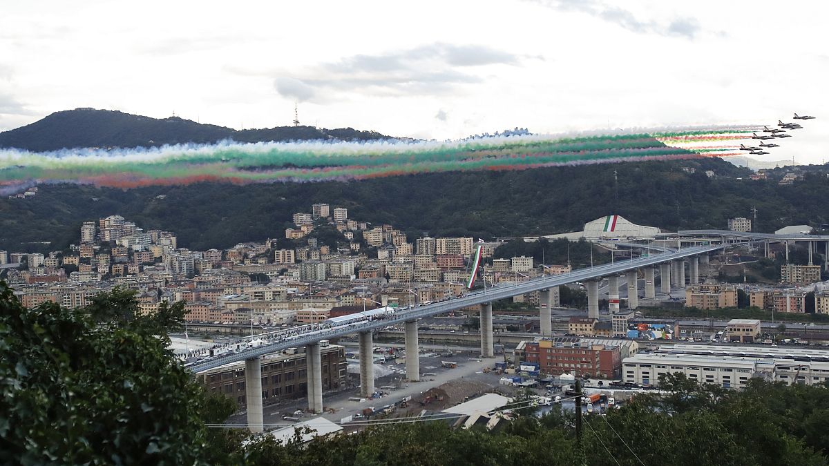 La escuadra acrobática de la Fuerza Aérea Italiana vuela sobre el nuevo puente de San Giorgio con motivo de su inauguración en Génova, Italia, el lunes 3 de agosto de 2020. 