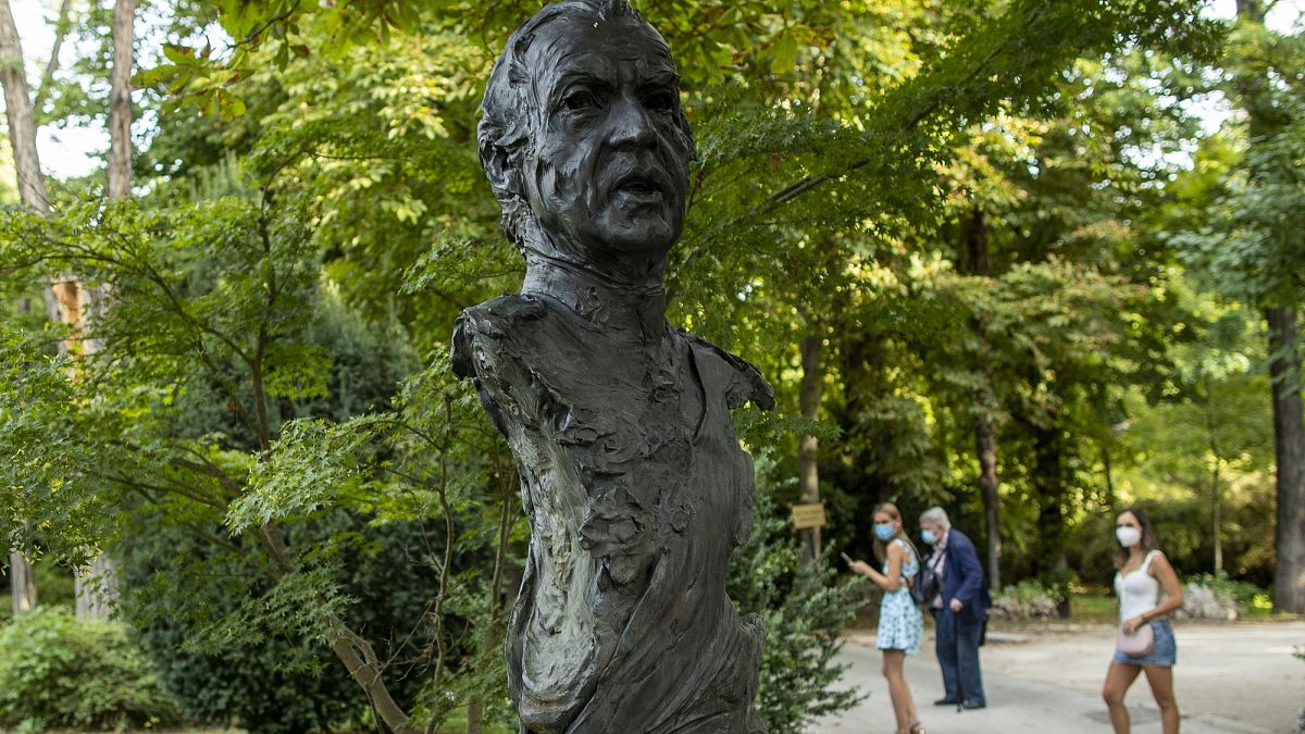 Άγαλμα του πρώην βασιλιά της Ισπανίας Χουάν Κάρλος Α' στο πάρκο Campo del Moro στη Μαδρίτη