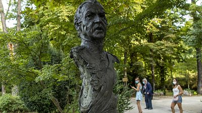 Άγαλμα του πρώην βασιλιά της Ισπανίας Χουάν Κάρλος Α' στο πάρκο Campo del Moro στη Μαδρίτη